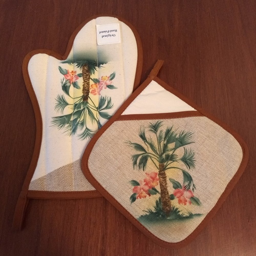 NWT Oven Mitt and Pot Holder.